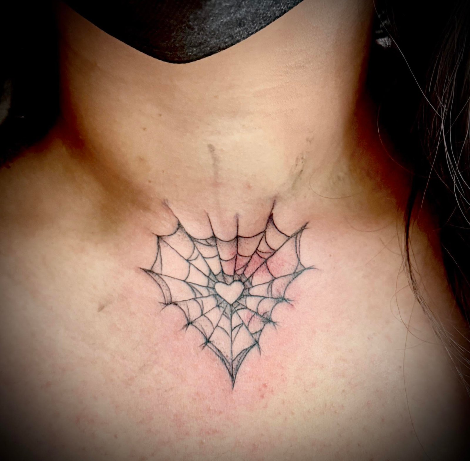 Tatuaje telaraña fine line
