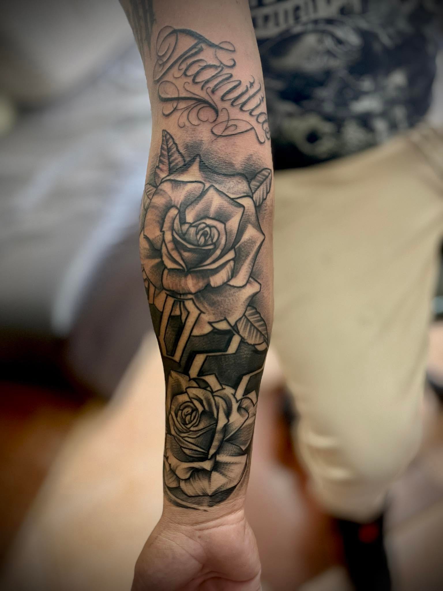 Tatuaje rosas blackwork
